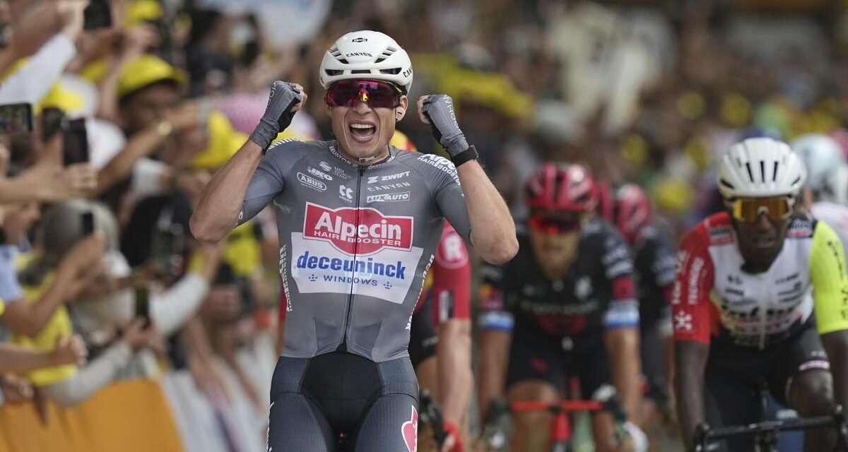 Philipsen triunfa y Evenepoel y Roglic caen en la primera trampa