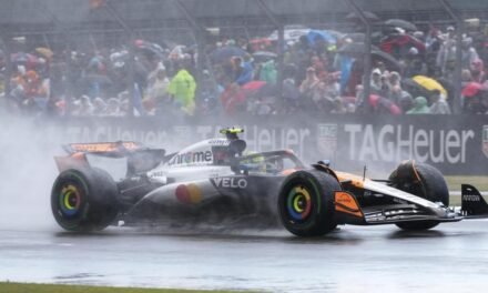 Norris pesca en el río revuelto de Silverstone por un error y sanción a Piastri; Alonso, 9.º