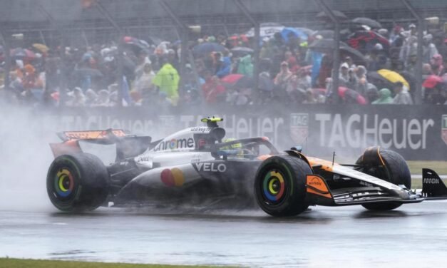 Norris pesca en el río revuelto de Silverstone por un error y sanción a Piastri; Alonso, 9.º