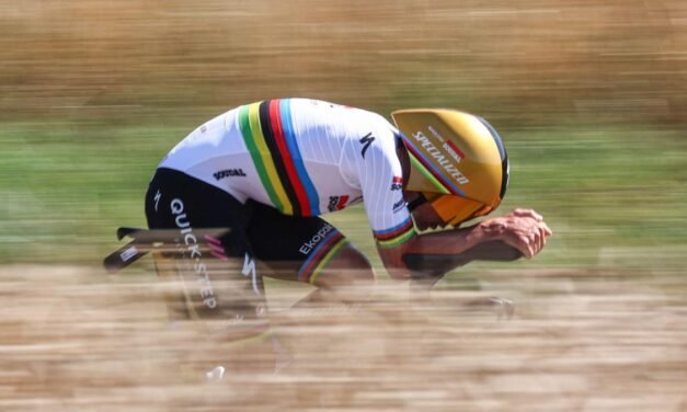 Pogacar sale de amarillo de Caen, donde alza el vuelo Evenepoel