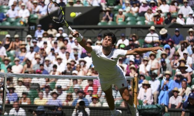 Alcaraz riega su jardín: a la final de Wimbledon