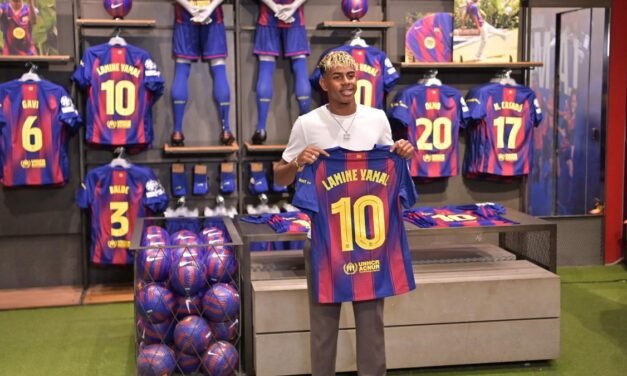 Lamine Yamal ya es el ’10’ del Barça: “Se lo debo todo a mi abuela”
