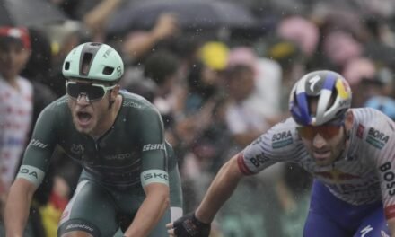 Jonathan Milan repite victoria bajo la lluvia de Valence