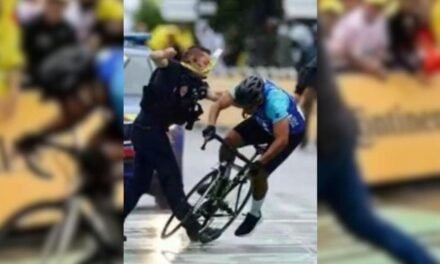 Un espontáneo en bicicleta, placado en la meta de la decimoséptima etapa del Tour de Francia