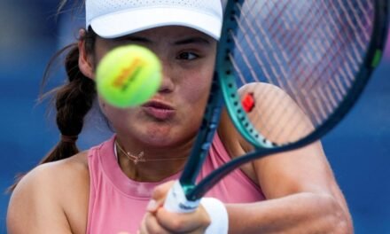 Raducanu se une al público para reclamar a la juez de silla que eche del estadio a un bebé que lloraba durante su partido contra Sabalenka