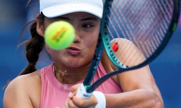 Raducanu se une al público para reclamar a la juez de silla que eche del estadio a un bebé que lloraba durante su partido contra Sabalenka