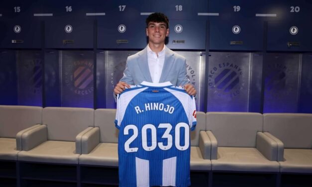 Hinojo pasa de ‘pupas’ a comodín y renueva con el Espanyol hasta 2030