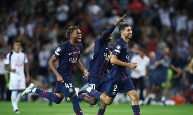 El PSG alza en chanclas una Supercopa imposible