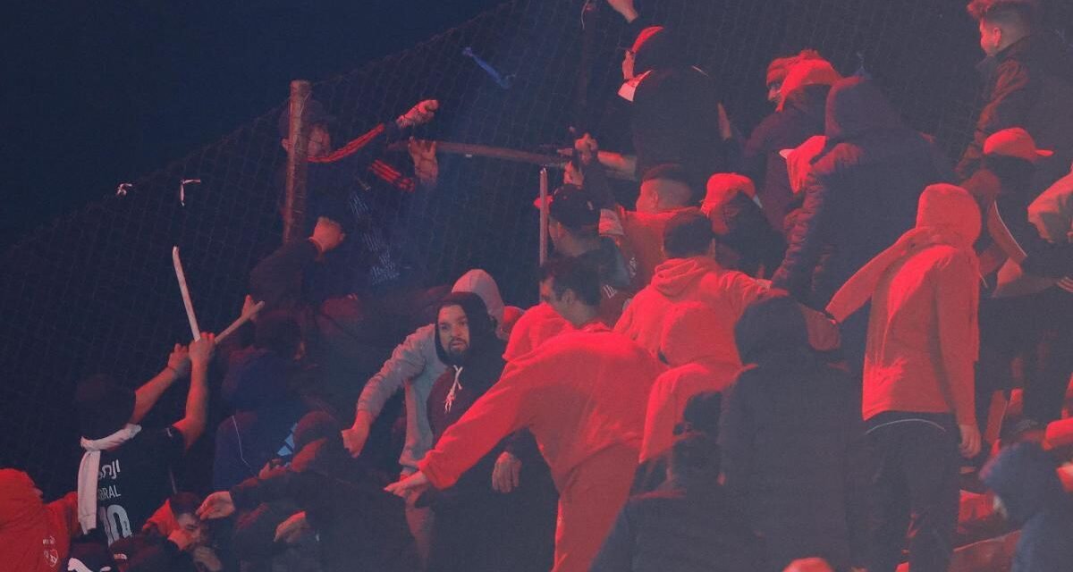 Suspenden el partido entre Independiente y Universidad de Chile por una brutal pelea entre hinchas
