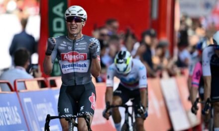 Philipsen recupera la sonrisa en la Vuelta 47 días después de su caída en el Tour