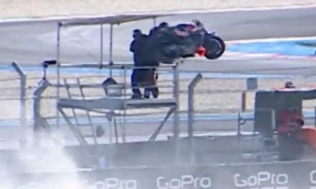 La ‘salvada’ de un cámara de MotoGP esquivando la ‘moto voladora’ de Acosta