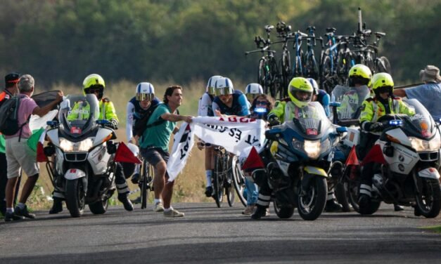 Ayuso roza el liderato en el día que se protesta contra el Israel en la Vuelta