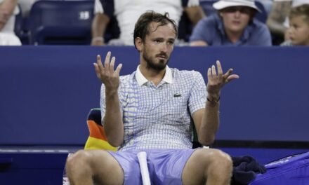 Dura multa a Medvedev por su polémico comportamiento en el US Open