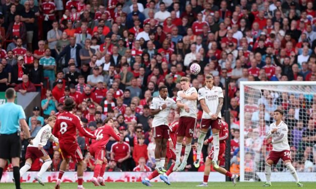 Un golazo de Szoboszlai deja líder al Liverpool