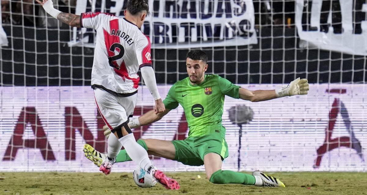 Joan Garcia salva al Barça, que empata en Vallecas