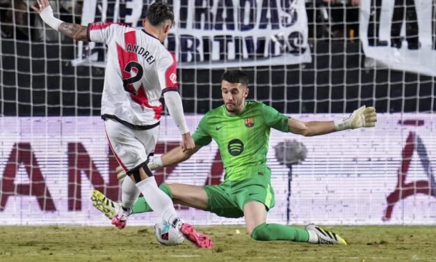 Joan Garcia salva al Barça, que empata en Vallecas