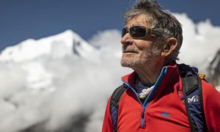 Carlos Soria, de 86 años, bate el récord mundial de veteranía al coronar la cima del Manaslu