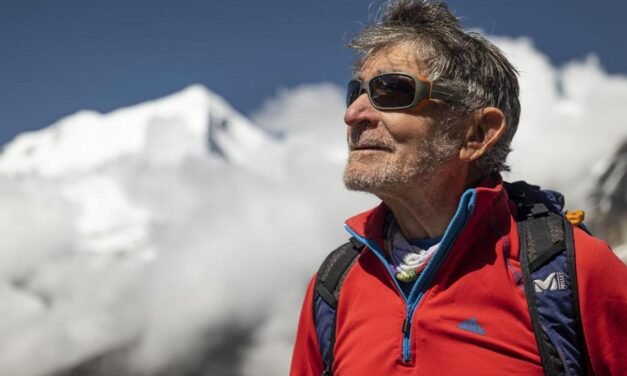 Carlos Soria, de 86 años, bate el récord mundial de veteranía al coronar la cima del Manaslu