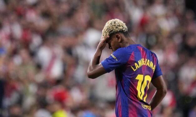 Lamine no viaja a Newcastle y Flick recupera a De Jong