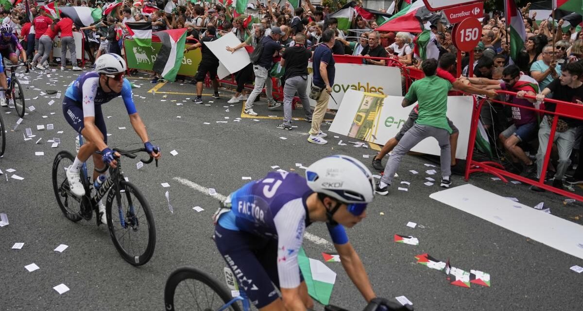 El Israel–Premier Tech descarta retirarse de la Vuelta tras una jornada caótica en Bilbao