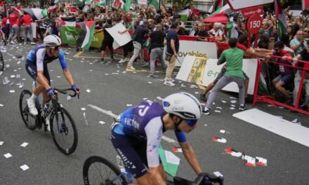El Israel–Premier Tech descarta retirarse de la Vuelta tras una jornada caótica en Bilbao