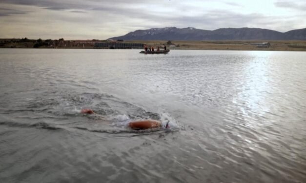 Una nadadora rompe el récord mundial de nado más largo en aguas heladas sin neopreno