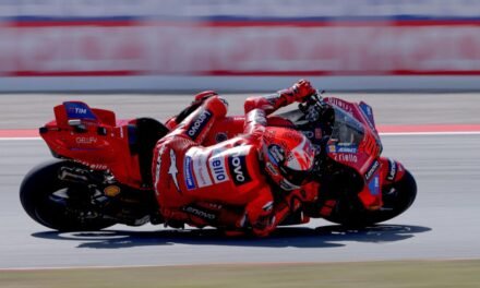 Una caída de Àlex Márquez pone en bandeja el Mundial a su hermano Marc
