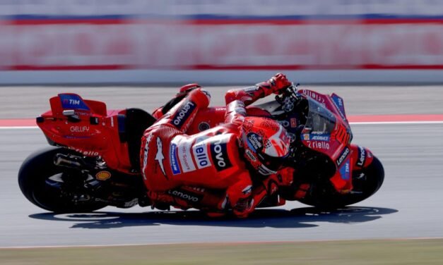 Una caída de Àlex Márquez pone en bandeja el Mundial a su hermano Marc