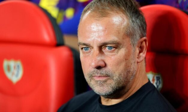 La UEFA suspende la sanción a Flick y podrá estar en el banquillo en Newcastle