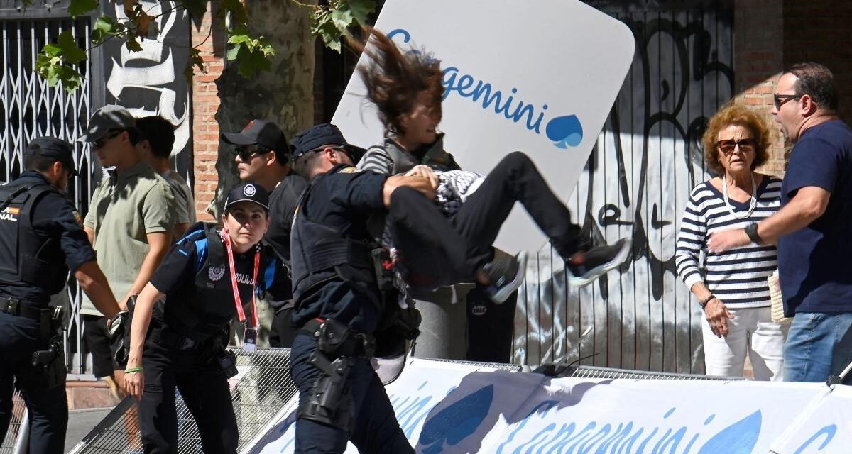 Detenidos dos manifestantes por saltar al recorrido de La Vuelta en Valladolid