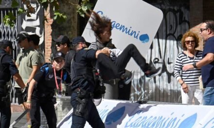 Detenidos dos manifestantes por saltar al recorrido de La Vuelta en Valladolid
