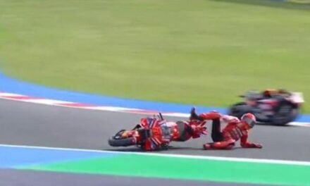 Saltó la sorpresa en Misano: Marc Márquez se cae en la Sprint… pero podrá ser campeón en Japón