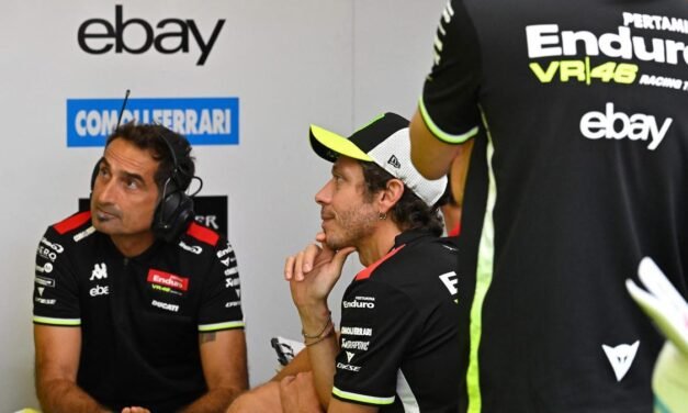 A Rossi se le escapó la risa cuando vio caerse a Marc Márquez