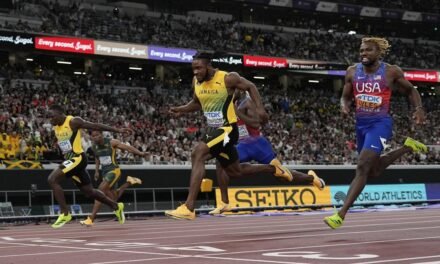 Bolt bendice a su relevo: Seville