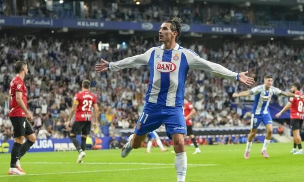 El Espanyol derrota al Mallorca con diez y ya está en puestos de Champions