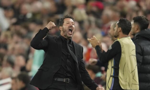 La UEFA investigará si un asistente de Simeone del Atlético escupió a un seguidor del Liverpool