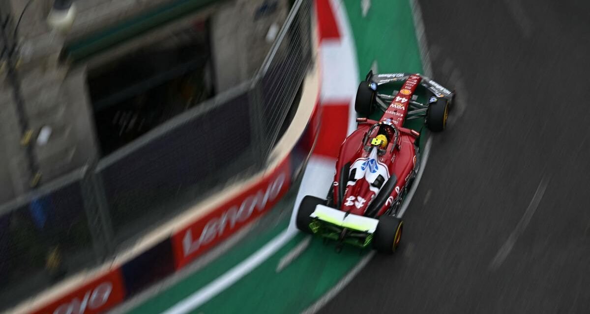 Doblete de Ferrari liderando en Bakú y de McLaren golpeando el muro