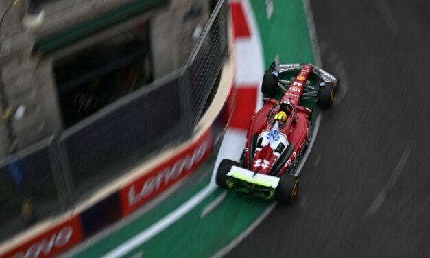 Doblete de Ferrari liderando en Bakú y de McLaren golpeando el muro