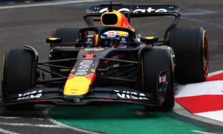 ‘Pole’ de Verstappen y 2.º de Sainz en Bakú en una accidentada sesión con seis banderas rojas
