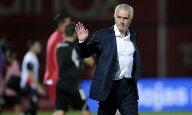 Mourinho se divierte en su regreso a Portugal