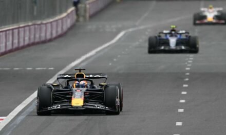 Victoria plácida de Verstappen y podio sufrido y heroico de Sainz en Bakú