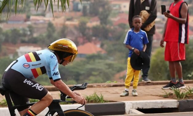 Evenepoel gana su tercer mundial contrarreloj consecutivo doblando a Pogacar