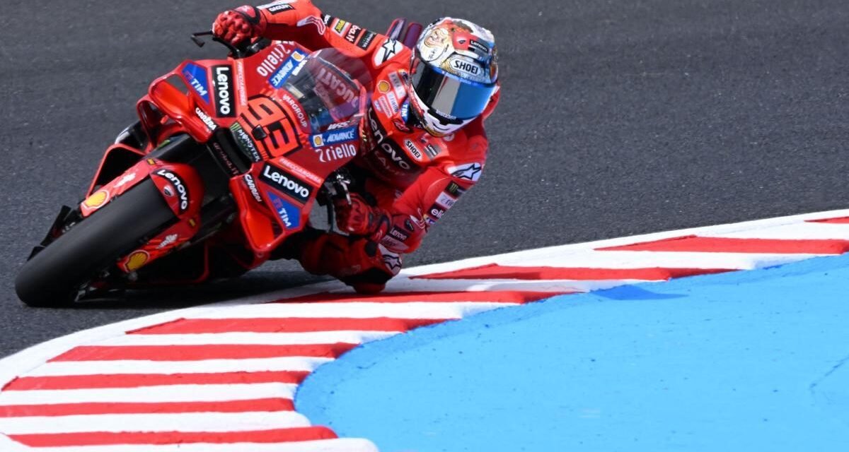 Marc Márquez, apurado, y Àlex, sufriendo, en el arranque del asalto final al Mundial