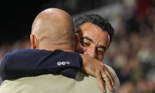 La tregua del mal llamado derbi entre el Girona y el Espanyol acaba en un abrazo
