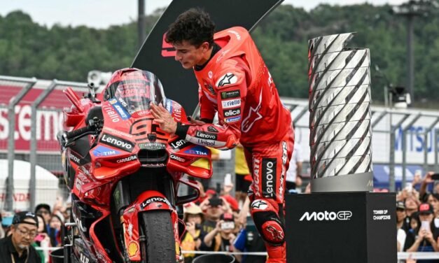 Márquez s’emociona: “Aquest Mundial ha estat el repte més gran de la meva vida: quan estàs en la glòria i caus, el golpetazo és més gran”
