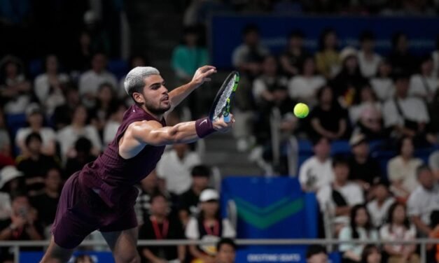 Alcaraz se cuela en su décima final con una épica remontada ante Ruud