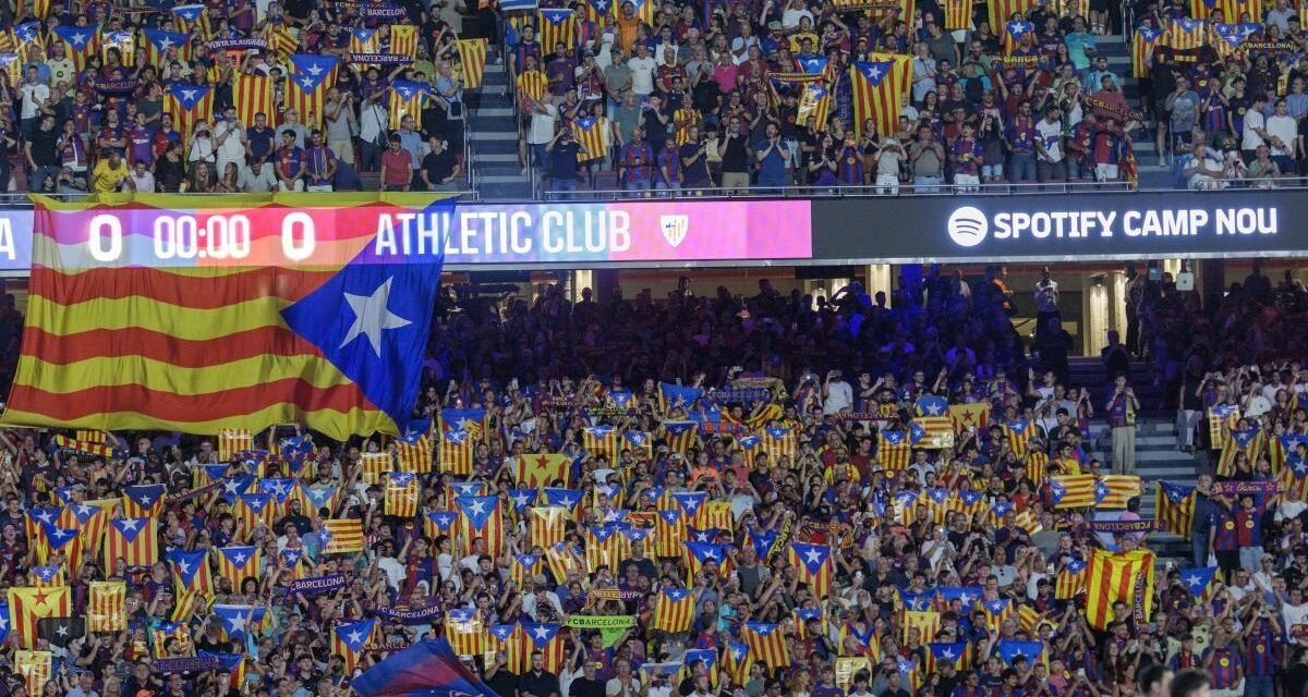 El Camp Nou se inunda de estelades para defender la libertad de exhibir banderas independentistas