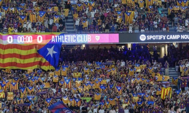 El Camp Nou se inunda de estelades para defender la libertad de exhibir banderas independentistas