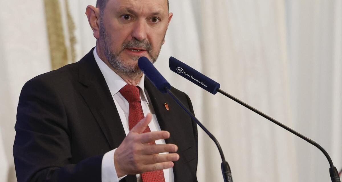 Louzán anuncia la renovación de Luis de la Fuente como seleccionador “hasta el 2030 o más”