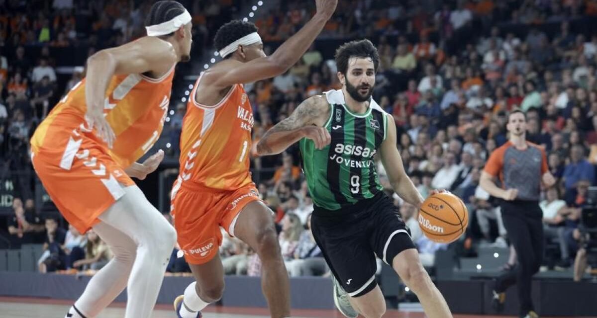 Barça y Penya examinan sus novedades en la Supercopa
